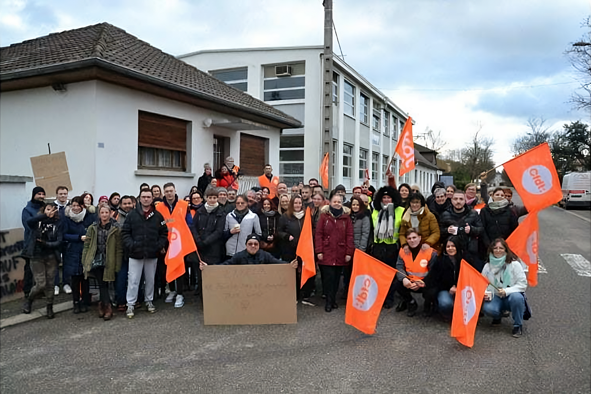 Grève chez EXXELIA Marmoutier - Environ 70 salariés d’Exxelia en grève pour exiger une hausse des salaires.